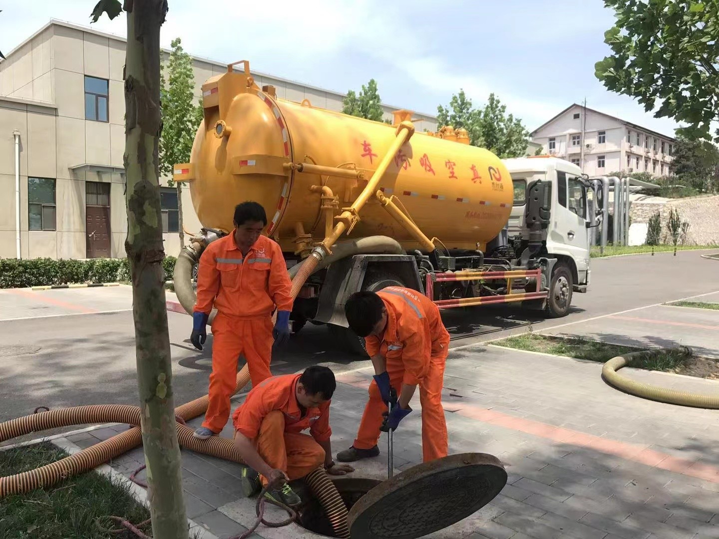 泽库管道疏通车停在窨井附近