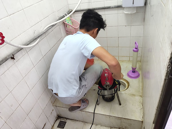 泽库管道堵塞冒臭气 专业师傅现场解决问题