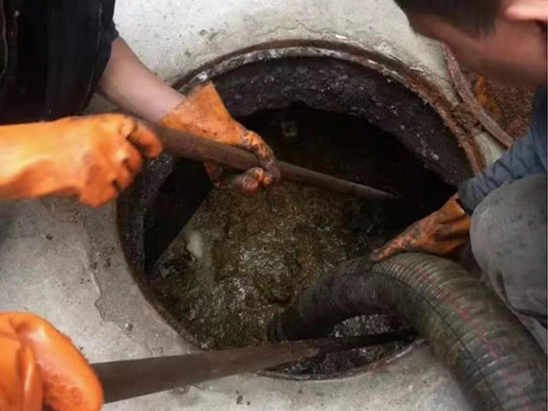 泽库清理化粪池时如何避免沼气的危害？